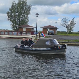 Ruime en Luxe Elektrische Sloep Inclusief Overkapping