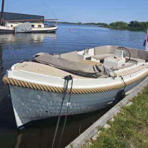 Intender 780 – Luxe sloep voor een ontspannen dag op het water